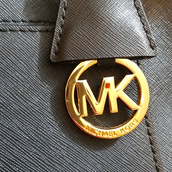 Michael Kors jet set large tote in black w/gold accents - Picture 6 of 14